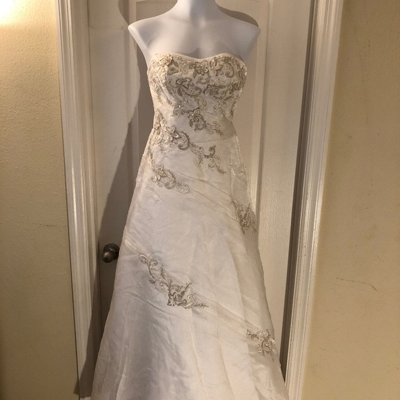 NEW SEQUIN EMBROIDERED WEDDING DRESS - Picture 5 of 8